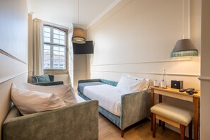 Kahden hengen perushuone (kaksi sänkyä) | Työpöytä, äänieristys, ilmainen Wi-Fi, vuodevaatteet