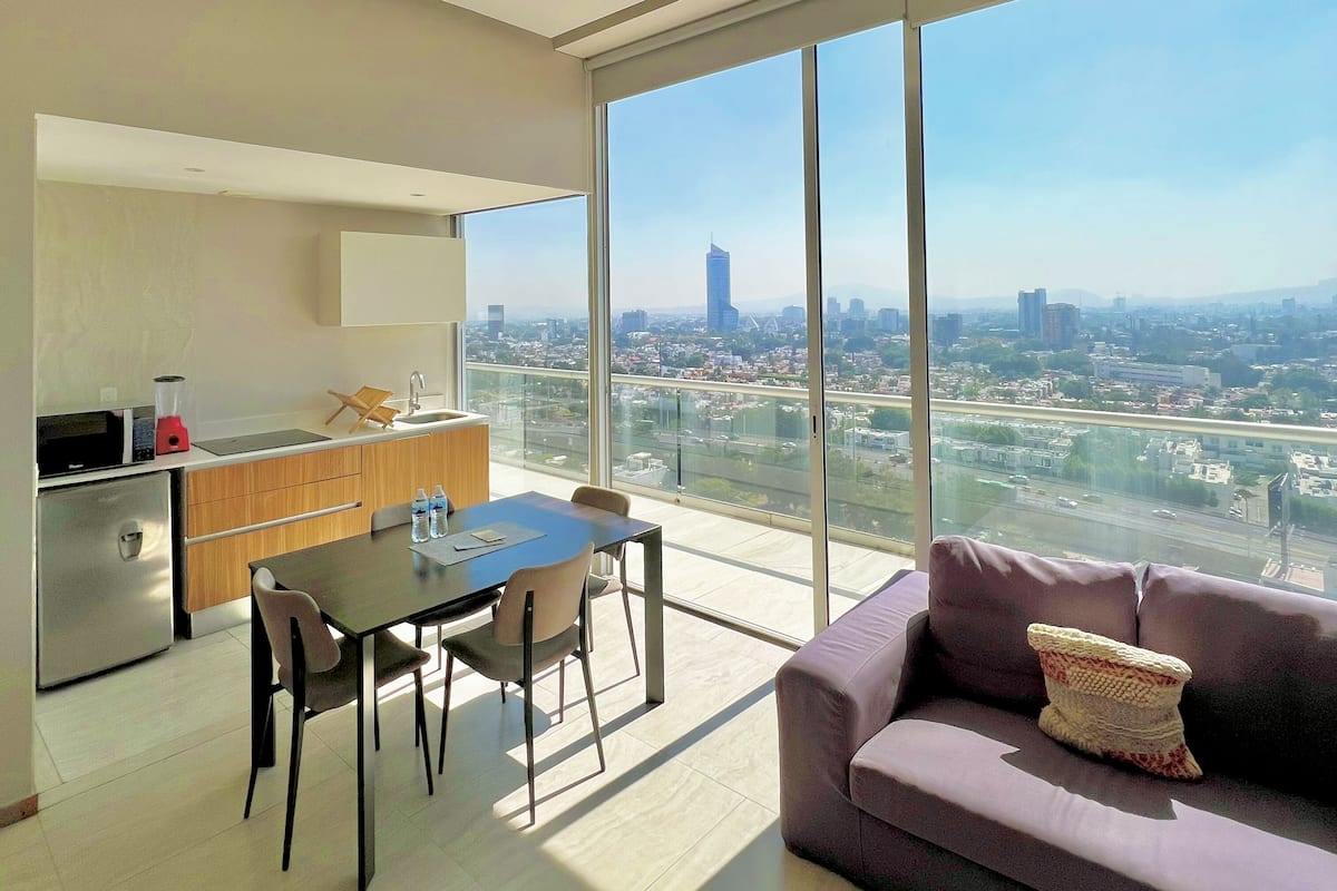 Superior appartement, 1 tweepersoonsbed, uitzicht op stad | Dineerruimte