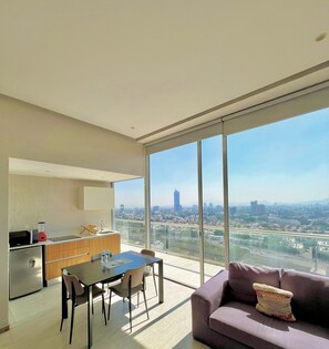 Superior Apartment, 1 Double Bed, City View | Dining room