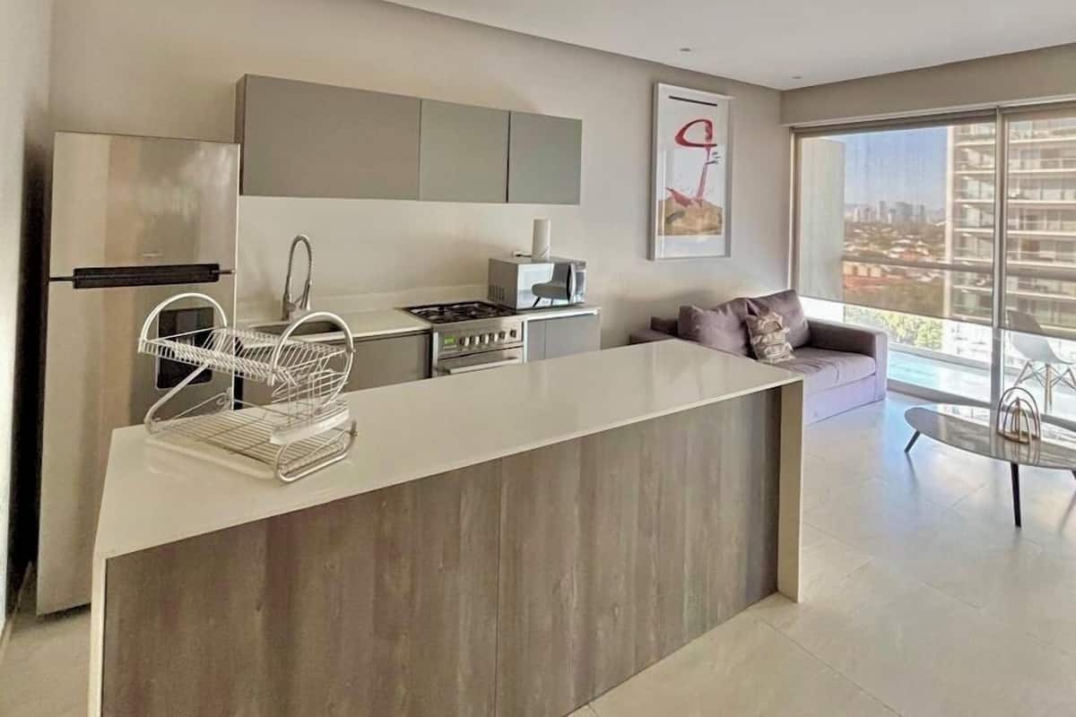 Superior appartement | Privékeuken | Een koelkast/vriezer, een magnetron, kookgerei, borden en bestek