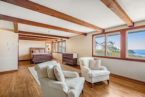 5 bedrooms, iron/ironing board, internet, bed sheets