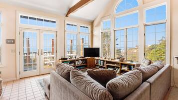 電視、壁爐、DVD 播放機、足球機