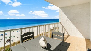 Un balcon avec vue sur la plage et l’océan.
