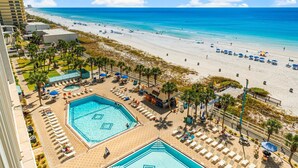 Un complexe hôtelier doté d’une grande piscine, d’un accès à la plage et offrant une vue sur l’océan.