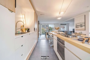 Fridge, microwave, oven, stovetop - Villa Pippa - house on a short walk from the beach (Koksijde)
