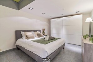 3 bedrooms, desk, travel cot, WiFi