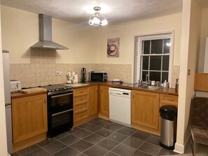 Apartamento, varias camas | Cocina privada | Frigorífico, microondas, horno y placa de cocina