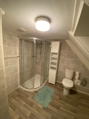Departamento, varias camas | Baño | Regadera, secadora de cabello, toallas 