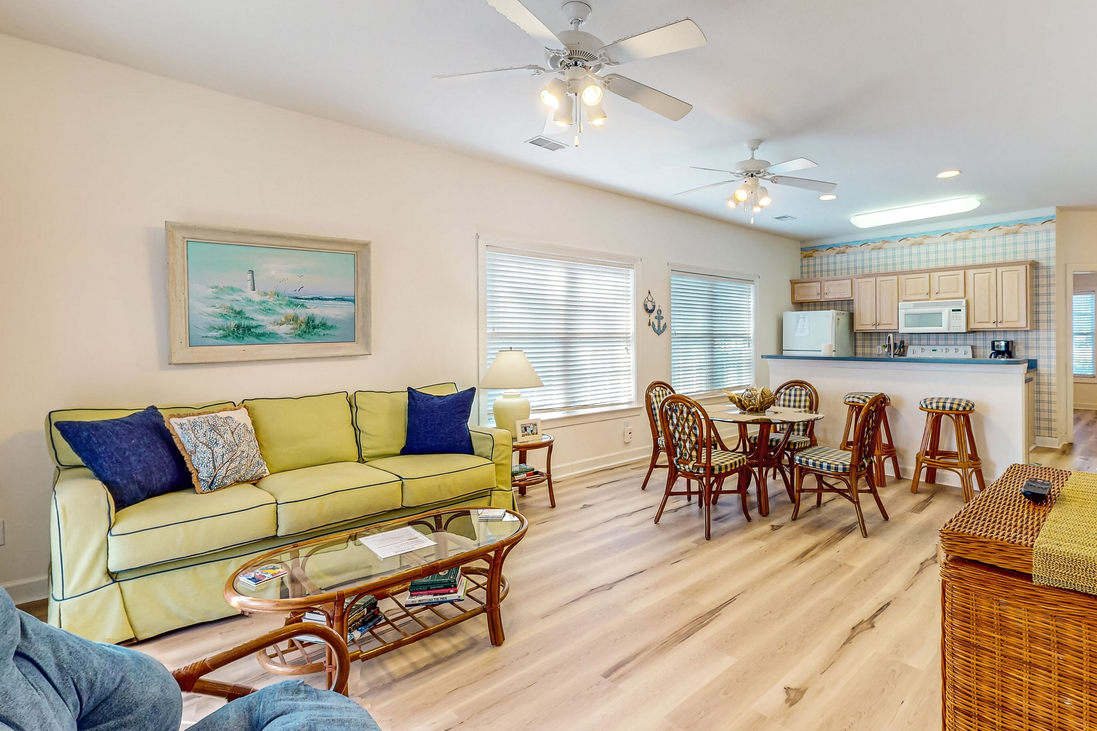 Beautiful ground-floor condo with outdoor pool, sauna, gym, washer/dryer, AC