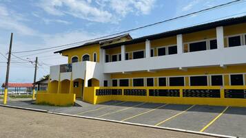 Vista frontal de la propiedad