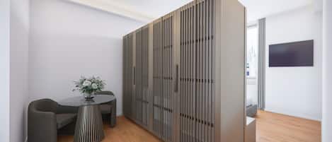 Minibar, Zimmersafe, Schreibtisch, Bügeleisen/Bügelbrett
