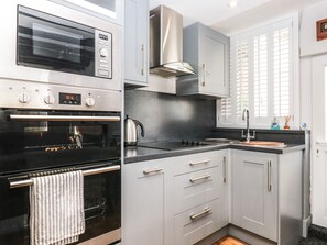 Refrigerador, lavavajillas, tetera eléctrica y tostadora