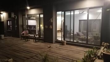 Deluxe Bungalow | Living room | 32-inch LCD TV with cable channels, TV