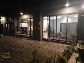 豪華洋房 | 客廳 | 32-吋 LCD 液晶電視、有線頻道、電視