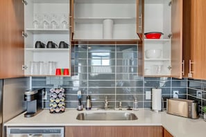 Réfrigérateur, four à micro-ondes, un four, surface de cuisson
