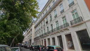 Una hilera de edificios de estilo clásico europeo, con balcones uniformes y ventanas amplias.