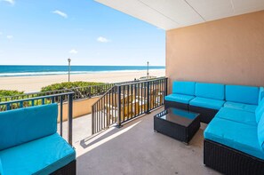 Property grounds - Direct Oceanfront Boardwalk - Steps To The Beach (Ocean City)