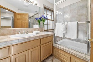 Baignoire, sèche-cheveux, serviettes fournies, shampoing