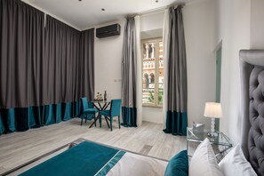 Quarto superior | Frigobar, cortinas blackout, quartos à prova de som, Wi-Fi de cortesia
