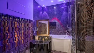 Superior Room | Bathroom | Free toiletries, hair dryer