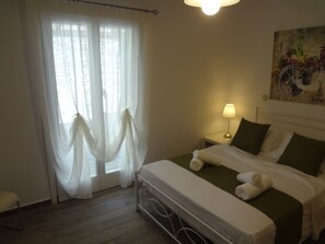 3 slaapkamers, een strijkplank/strijkijzer, gratis wifi, beddengoed