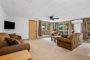 Smart TV - Spider Lakefront Balcony-Sauna-Beach-Close to TC! (Traverse City)