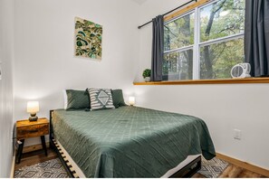 4 bedrooms, iron/ironing board, travel cot, free WiFi - Updated! SpiderLakeLoft | Sauna | Beach | No Bunks (Traverse City)
