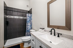 Douche, sèche-cheveux, serviettes fournies