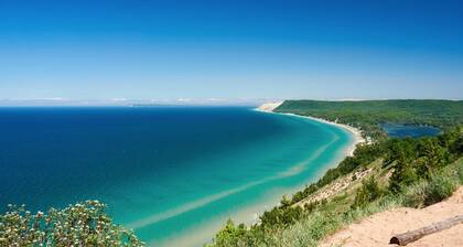 Spider Lake | Bonfires | Beach | Hot Tub l Sauna