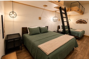 4 bedrooms, iron/ironing board, travel crib, free WiFi - Spider Lake  | Bonfires | Beach | Hot Tub l Sauna (Traverse City)