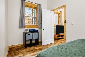 2 bedrooms, iron/ironing board, travel crib, free WiFi - Spider Lake  | Bonfires | Beach | Hot Tub l Sauna (Traverse City)