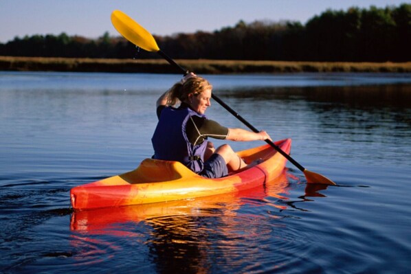 Una persona practica kayak en aguas tranquilas.
