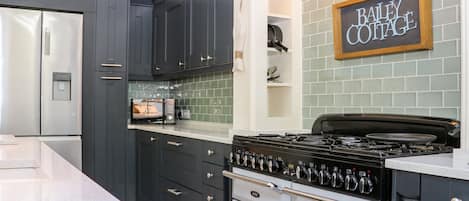 Kylskåp, diskmaskin, vattenkokare och grytor/köksredskap