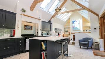 Kühlschrank, Geschirrspüler, Wasserkocher, Kochgeschirr/Geschirr/Besteck