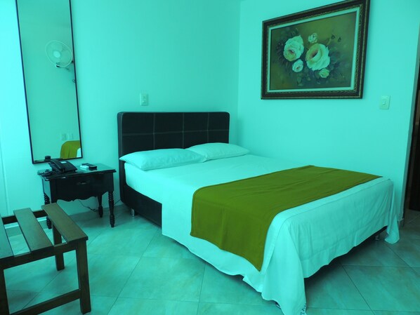 Habitación doble estándar, 1 cama matrimonial | Espacio para trabajar con laptop y wifi gratis 