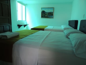 Habitación estándar doble, 2 camas dobles | Espacio para trabajar con un portátil y wifi gratis