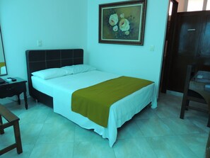 Habitació doble estàndard, 1 llit doble | Espai de treball apte per a portàtils i wifi gratuïta