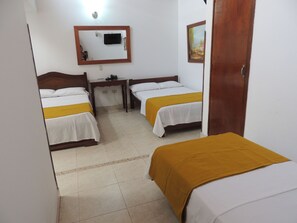 Habitació triple familiar, diversos llits | Espai de treball apte per a portàtils i wifi gratuïta