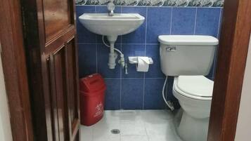 Familien-Dreibettzimmer, Mehrere Betten | Badezimmer | Dusche, HandtĂŒcher