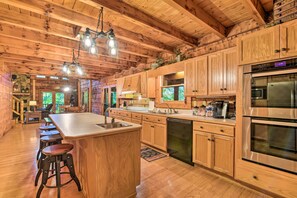 Fridge, microwave, oven, dishwasher - Serene Lewisburg Lakefront Retreat w/ Dock (Lewisburg)
