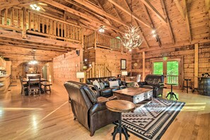 TV, fireplace, DVD player, ping pong - Serene Lewisburg Lakefront Retreat w/ Dock (Lewisburg)