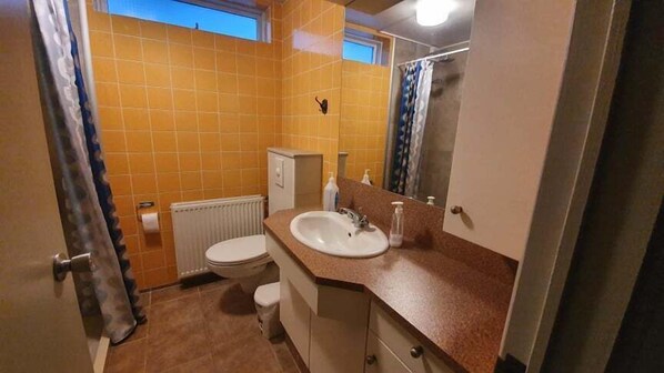 Basic Room, Multiple Beds | Bathroom - Nort Inn Guesthouse (Akureyri)