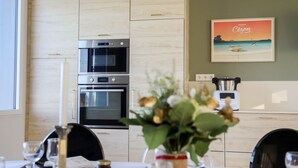 A modern kitchen with built-in ovens and a coffee machine. - Villa Avec vue Mer, Piscine Chauffée (Landéda)