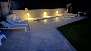 A wooden deck with lounge chairs and a hot tub. - Villa Avec vue Mer, Piscine Chauffée (Landéda)