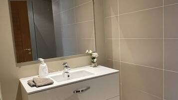 淋浴设施、吹风机、毛巾、肥皂