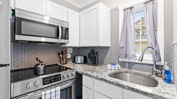 Geladeira, micro-ondas, fogão, cooktop