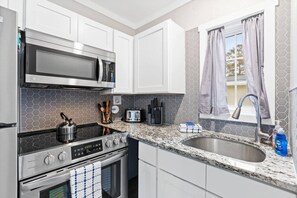 冷蔵庫、電子レンジ、オーブン、コンロ