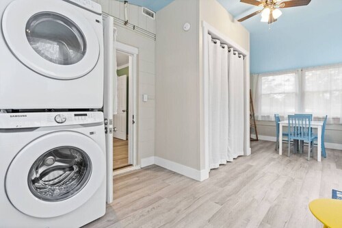 Cozy Cottage Walking Distance to the Beach With Coffee Bar