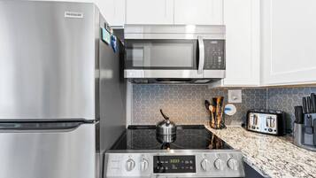 Kylskåp, mikrovågsugn, ugn och spishäll