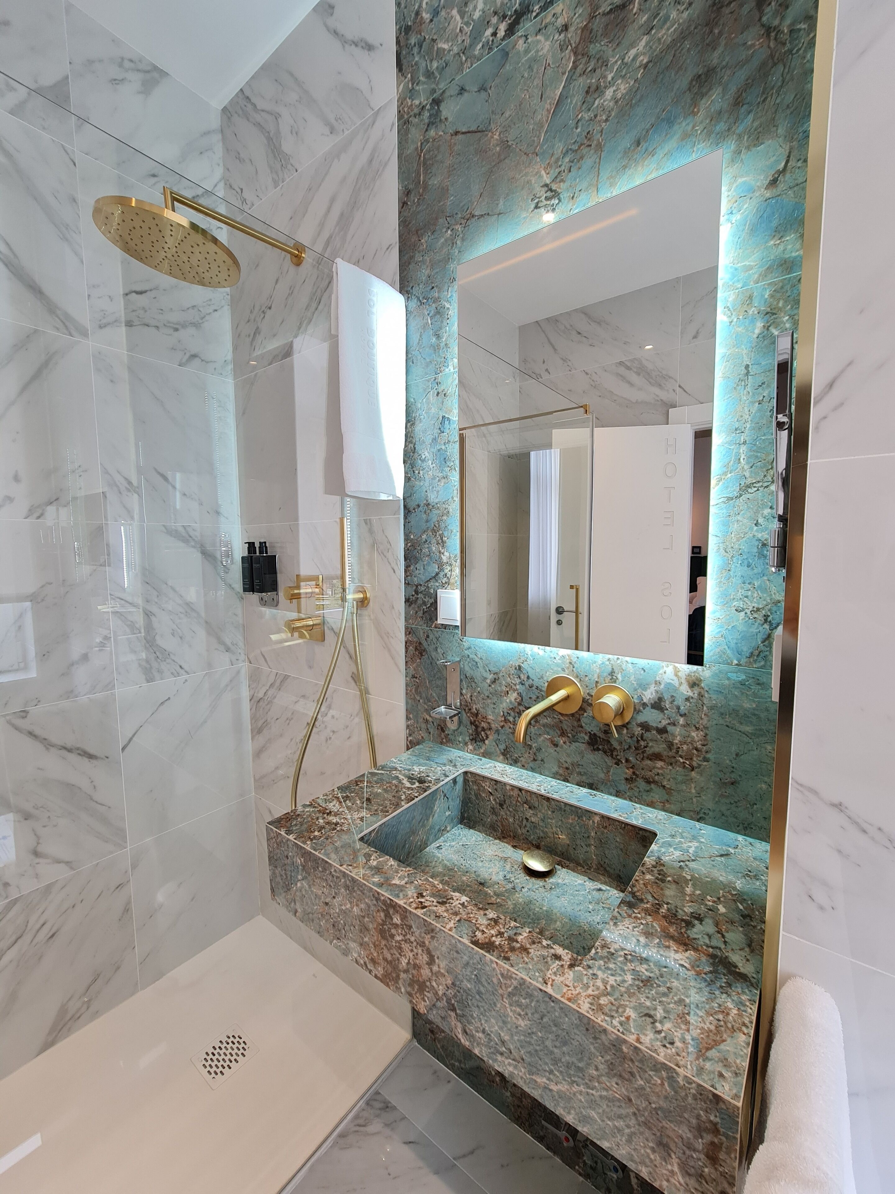 ギャラリー ダブルルーム | バスルーム | シャワー、ヘアドライヤー、ビデ、タオル